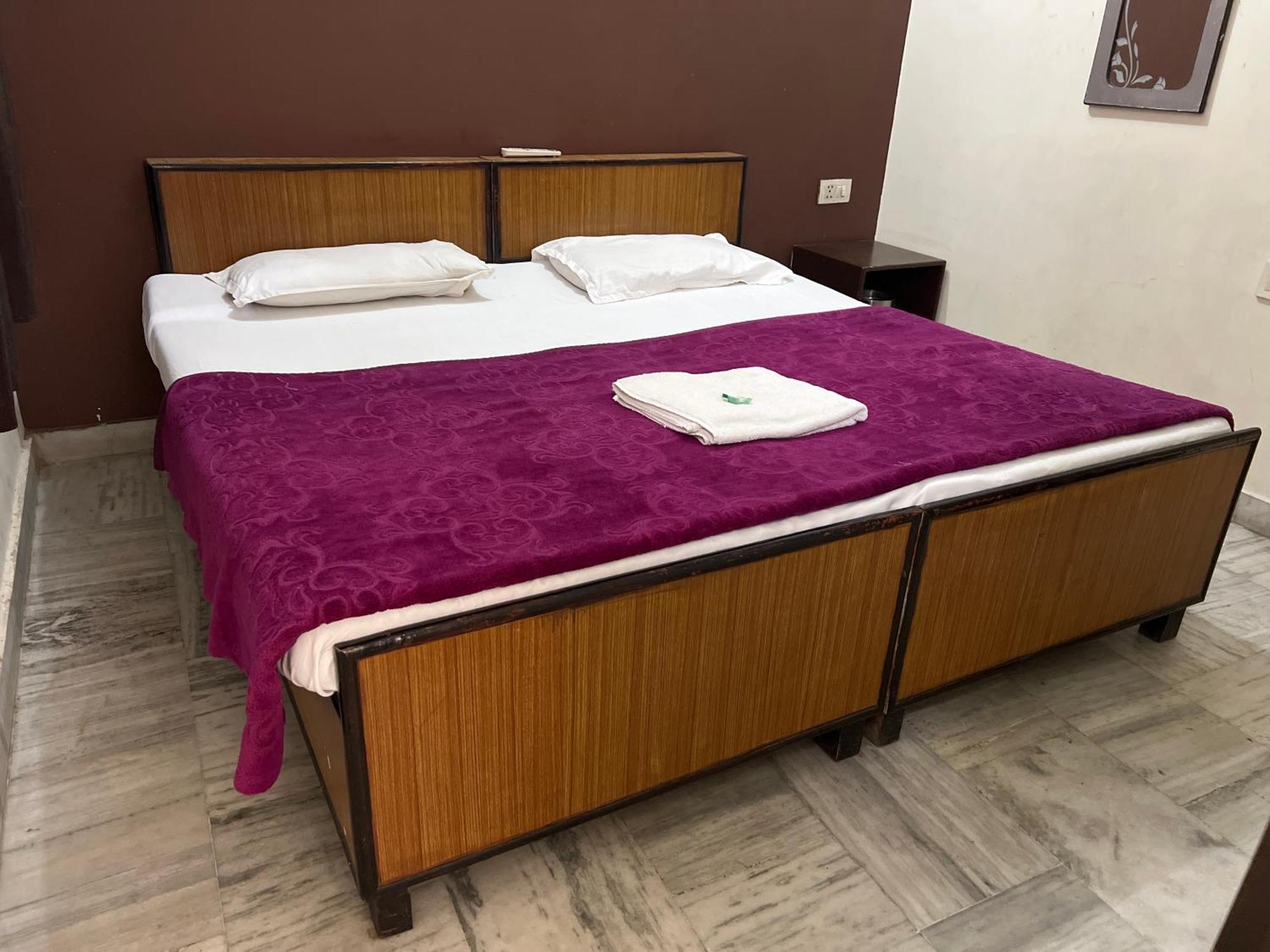 Raja Guest House -- Jalandhar Railway Station -- For Family, Couples, Travellers المظهر الخارجي الصورة