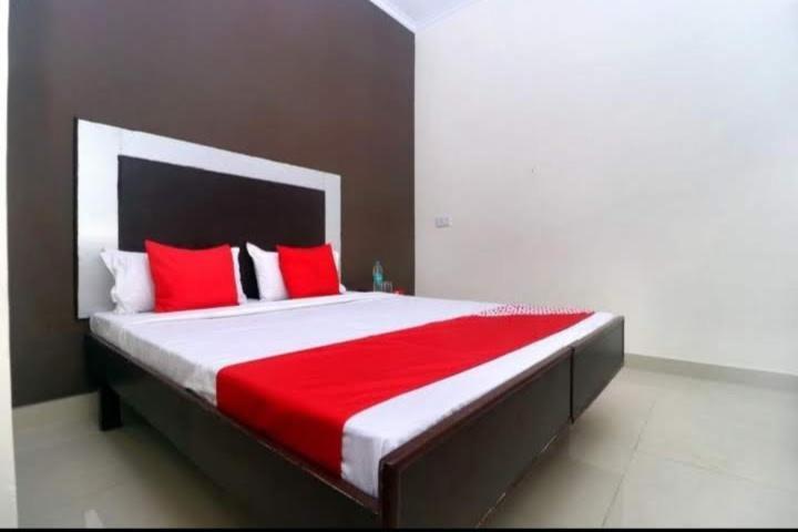 Raja Guest House -- Jalandhar Railway Station -- For Family, Couples, Travellers المظهر الخارجي الصورة