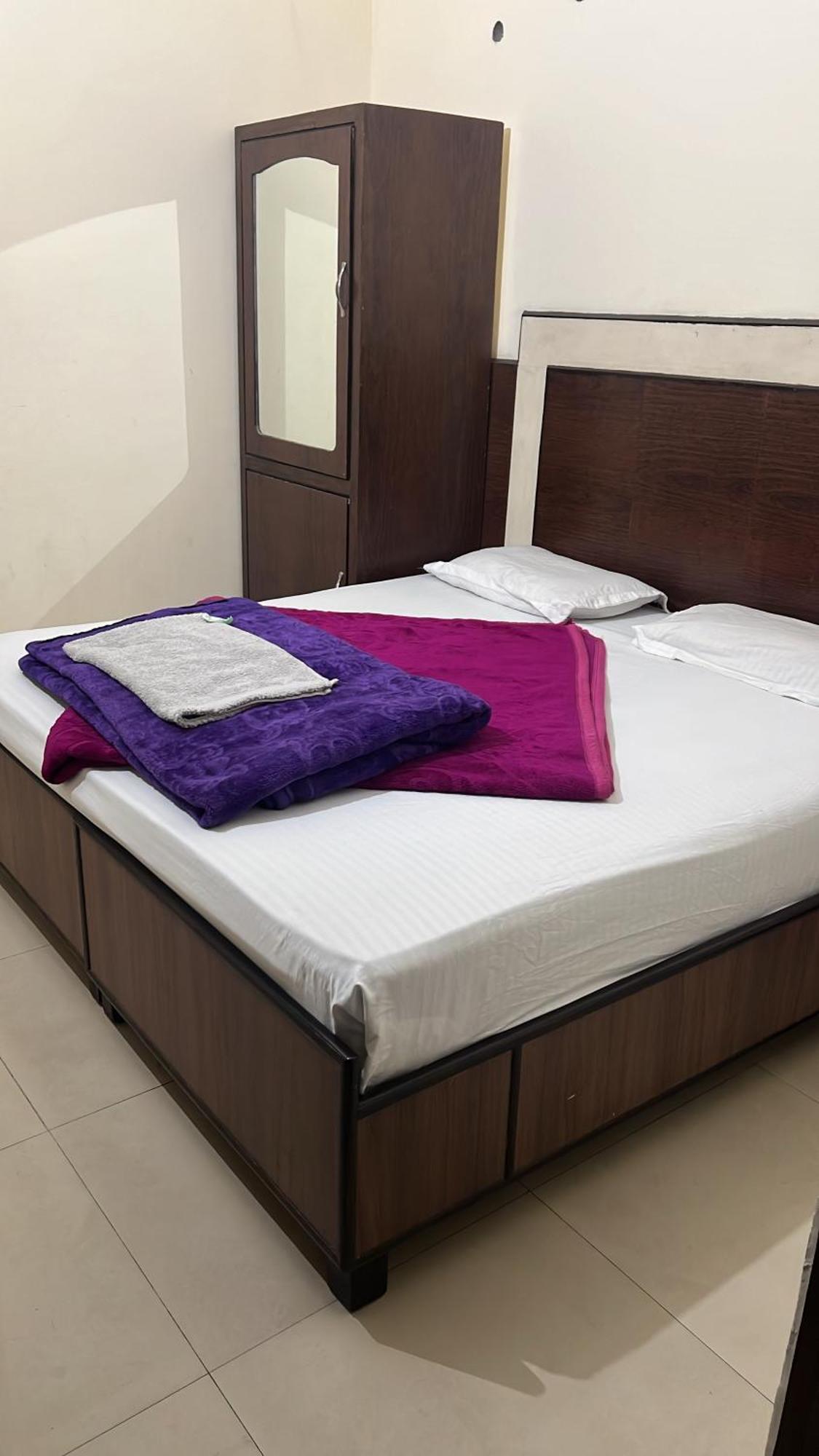 Raja Guest House -- Jalandhar Railway Station -- For Family, Couples, Travellers المظهر الخارجي الصورة