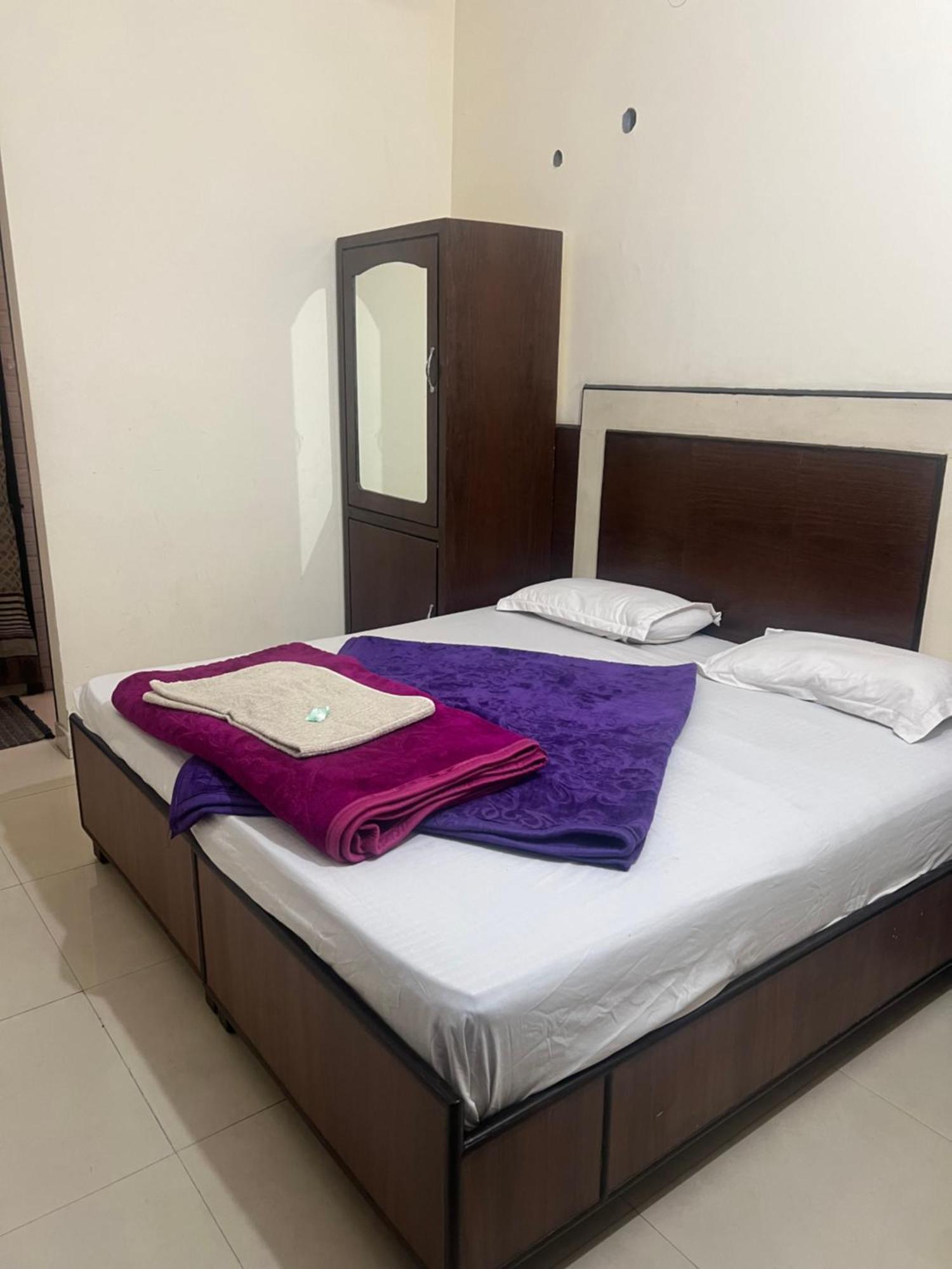 Raja Guest House -- Jalandhar Railway Station -- For Family, Couples, Travellers المظهر الخارجي الصورة